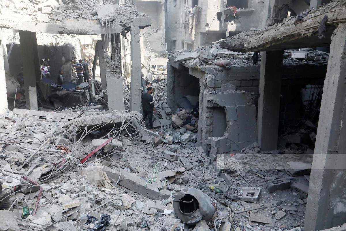 الشاطئ: مواطنون يتفقدون الدمار الذي خلفه القصف الاسرائيلي في الابادة- ربيع٢٠٢٦