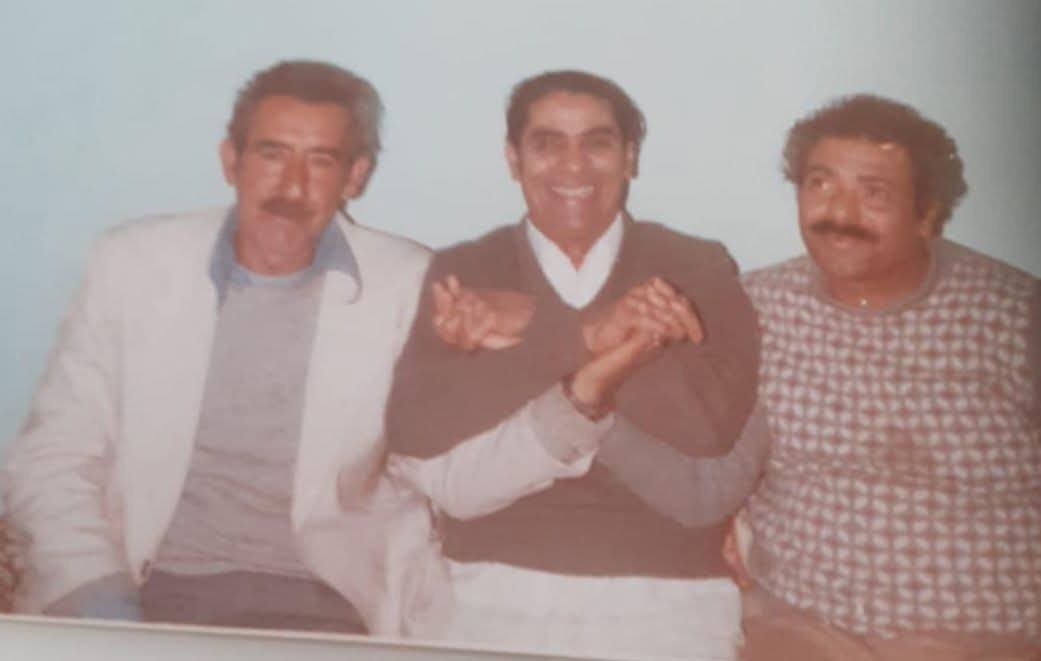 صورة قديمة لبعض رجالات مخيم تل الزعتر وهي تجمع : المرحوم ابو أنيس شركس ،  والمرحوم ابو فخري اورفلي ، وأعتقد ابو صلاح عراقي ، ارجو التصحيح اذا كان هناك خطأ في الأسماء . والثلاثة ممن سكن مخيم مار إلياس،  بعد الدامور وقبلها مخيم تل الزعتر