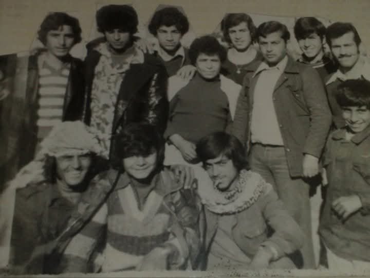 مجموعة من شباب مخيم تل الزعتر في منطقة الدامور ايام الزمن الجميل واذكر منهم المرحوم حسن فارس ، وجمال قاسم ( النسر ) وعلي شحرور ، حسن شهاب ، والباقي عندكم . علمنا من الأخ جمال قاسم ان الوقف من الشمال : حسن ديب والوحش العباسي ، والنسر ، والمرحوم محمد سلامة ، وصالح قدورة ، وابو محمد قاسم حاموش.