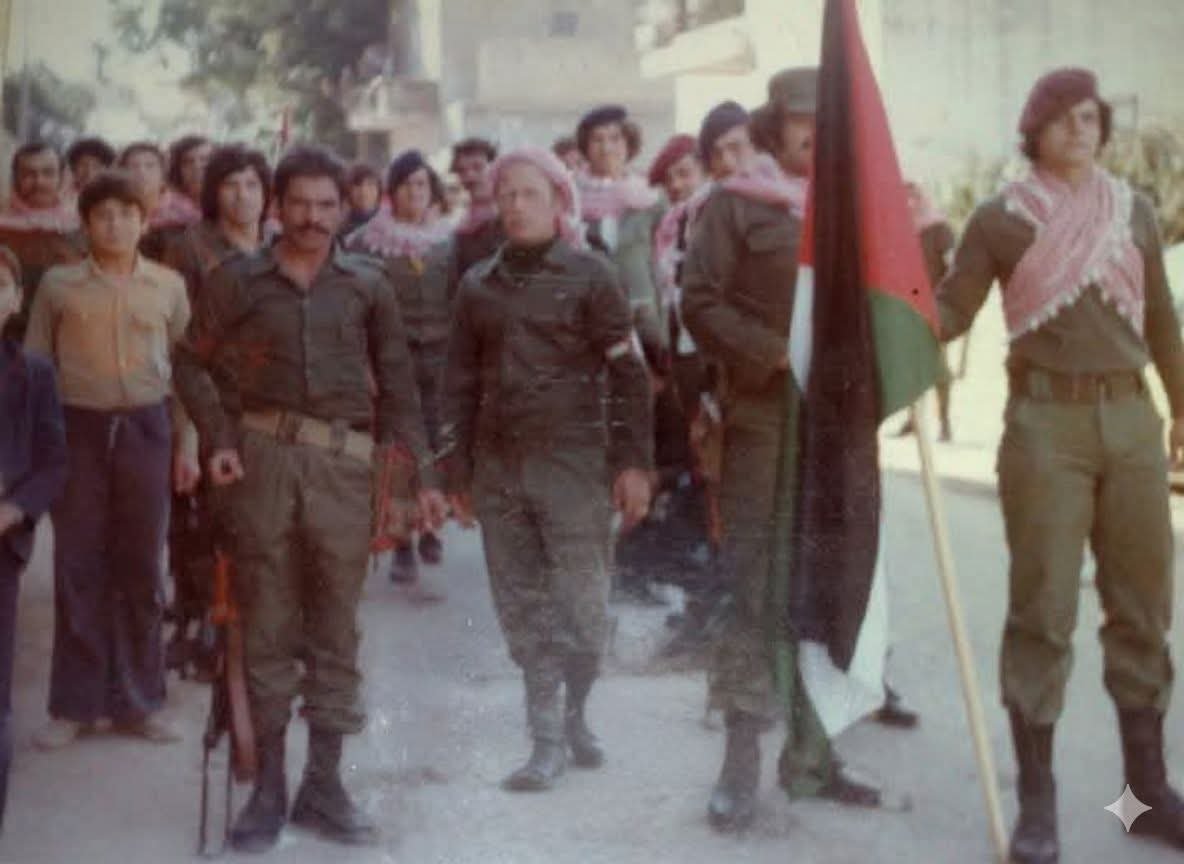 مجموعة من شباب مخيم تل الزعتر في منطقة الدامور ايام الزمن الجميل في عرض عسكري لابناء مخيم تل الزعتر ويظهر في الصورة : حسن شهاب في المقدمة يحمل العلم ، وخلفه ابو العلا المسؤول العسكري ، والمرحوم وابو فوزي الابرص احد مناضلي مخيم تل الزعتر ، والمقاتل ابو علي ، وخلفه ابو رعد العراقي احد أبطال المخيم ،  وفي الخلف جمال قاسم  والمقاتل جهاد احد الابطال وشقيق الشهيد احمد  الإنزال الاسرائيلي في منطقة السعديات في منطقة  والباقي عندكم