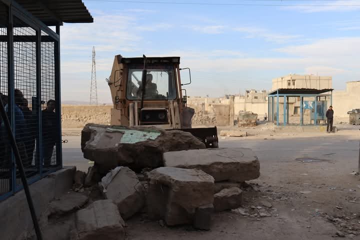 بعد إغلاق دام لـ 13 عاماً.. إزالة السواتر الترابية والكتل الاسمنتية من مداخل #مخيم_خان_دنون بريف #دمشق لتسهيل حركة الأهالي.  | موسوعة المخيمات الفلسطينية