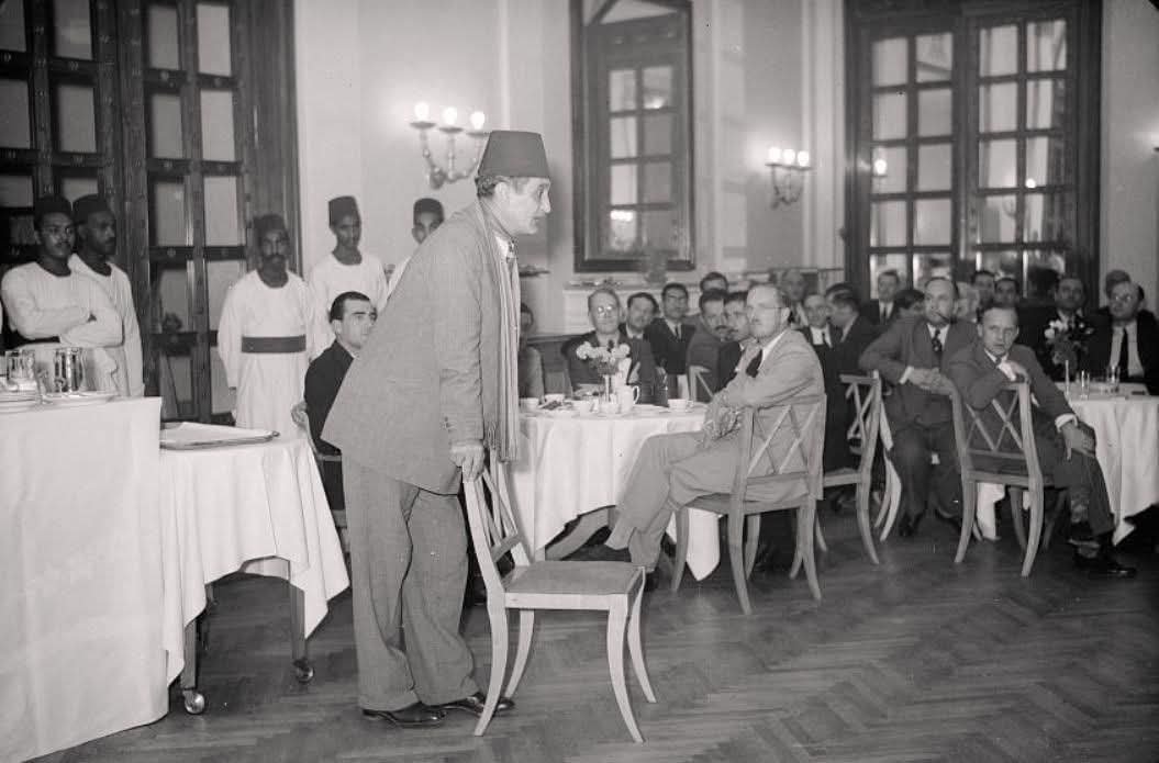 صورة للكاتب الكبير عباس محمود العقاد .. يقدم محاضرة أدبية بمدينة القدس 1940م  | موسوعة المخيمات الفلسطينية