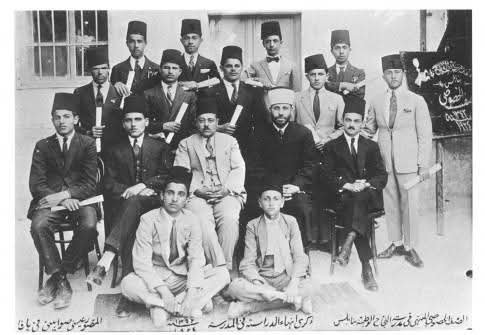 بعض أساتذة مدرسة النجاح الوطنية في نابلس مع الطلاب المتفوقين للسنة الدراسية 1923 -1924  | موسوعة المخيمات الفلسطينية