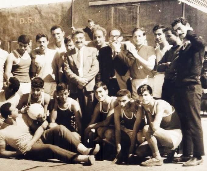 احدى تشكيلات فريق كرة السلة لمركز الشباب الاجتماعي مخيم إربد في ستينيات القرن الماضي  | موسوعة المخيمات الفلسطينية