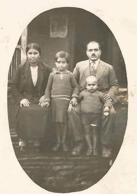 الراحل بشارة خضر دكرت وعائلته الكرام , بيت ساحور عام 1934