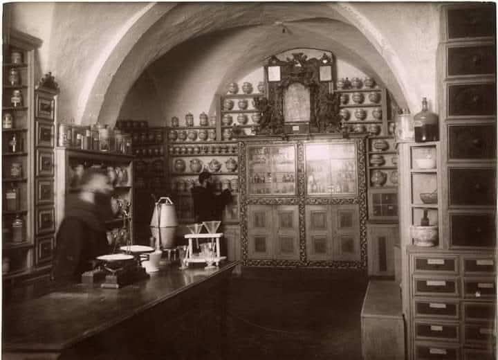 صيدلية دير اللاتين في أوّل القرن العشرين  | موسوعة المخيمات الفلسطينية