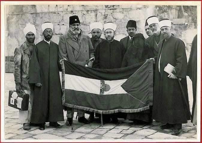 الحاج أمين  والسيد شوكت علي أحد قادة حركة الخلافة الهندية  | موسوعة المخيمات الفلسطينية