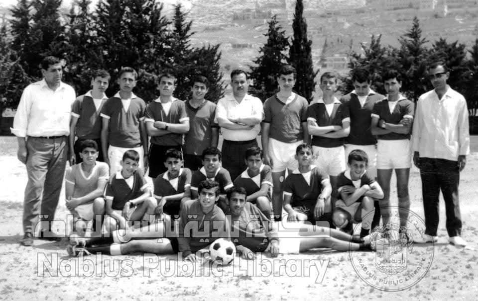 صورة  تعود إلى العام 1971، لفريق مدرسة ابن قتيبة الرياضي../ نابلس  | موسوعة المخيمات الفلسطينية