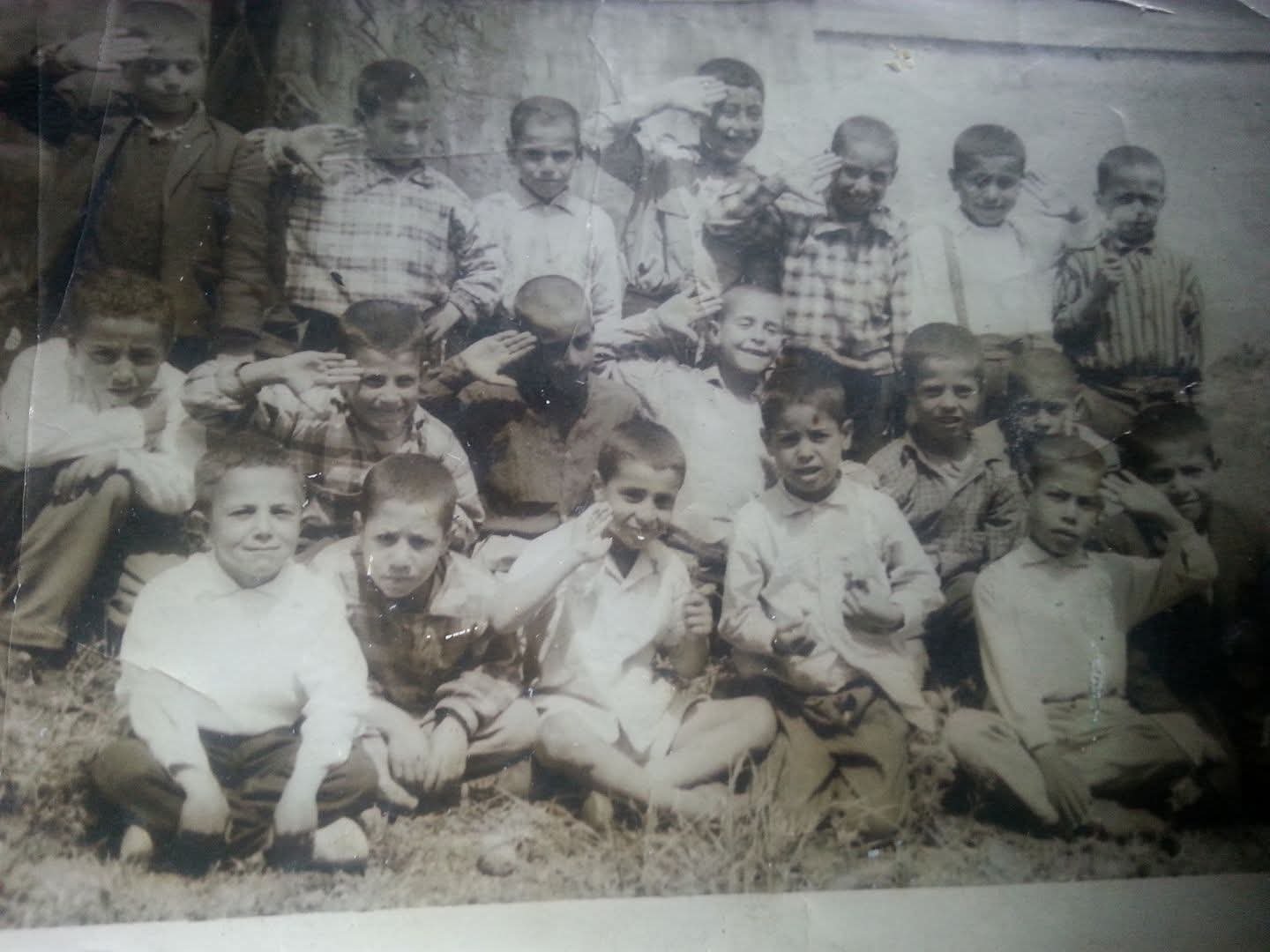 طلاب الصف الرابع سنة١٩٦٦ في وكالة الغوث مخيم إربد  | موسوعة المخيمات الفلسطينية