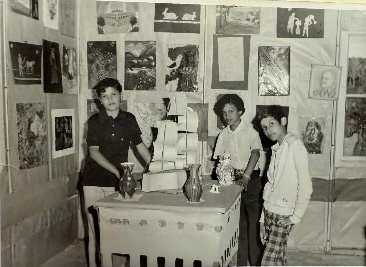 طه حرب ، البروفيسور  حسني ابو كريم ، أحمد  الصفوري في مدرسة ذكور مخيم الحصن الاعدادية الأولى  | موسوعة المخيمات الفلسطينية