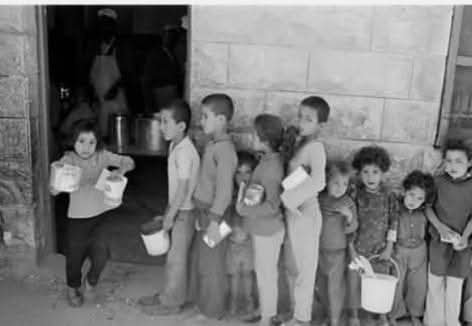 أطفال مخيم الوحدات  أمام مطعم الوكاله