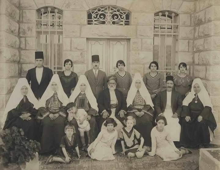 الصورة الأقدم  للزي الفلسطيني