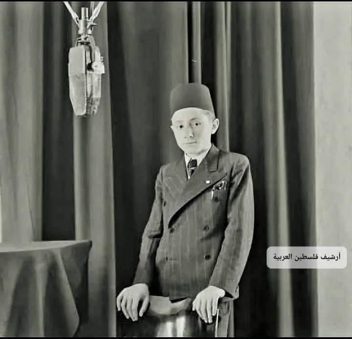 صورة نادرة للطفل الموهوب محمد غازي داخل أستوديو الإذاعة الفلسطينية "هنا القدس" عام 1937  | موسوعة المخيمات الفلسطينية