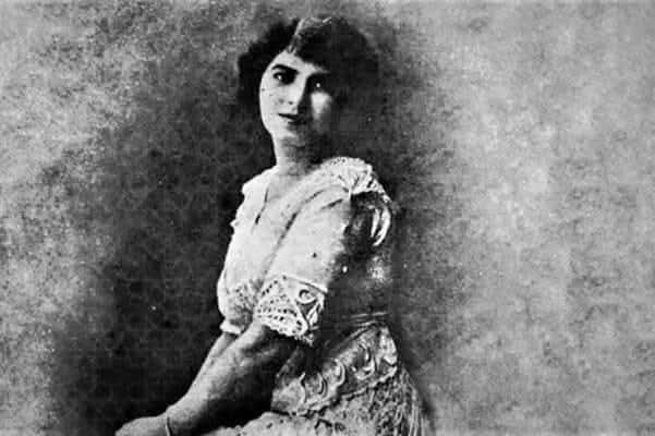 "أتمنّى أن يأتي بعدي مَنْ ينصفني"مي زيادة (1886 - 1941)