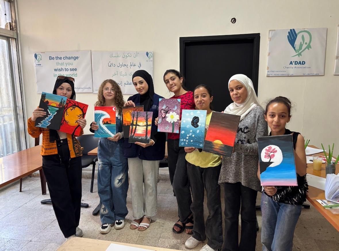 بيسان بدران… فنانة من مخيم الجليل، تكبر موهبتها كلما تكبر.