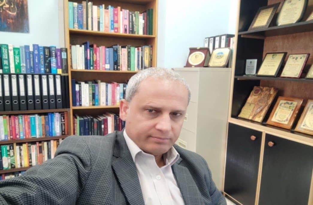 يحمل درجة الدكتوراة في الرياضيات التطبيقية