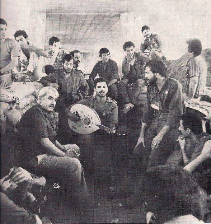 لحظة تاريخية للقائد الفلسطيني جورج حبش مع مقاتلين فلسطينيين ، التُقطت الصورة خلال حصار بيروت عام 1982.