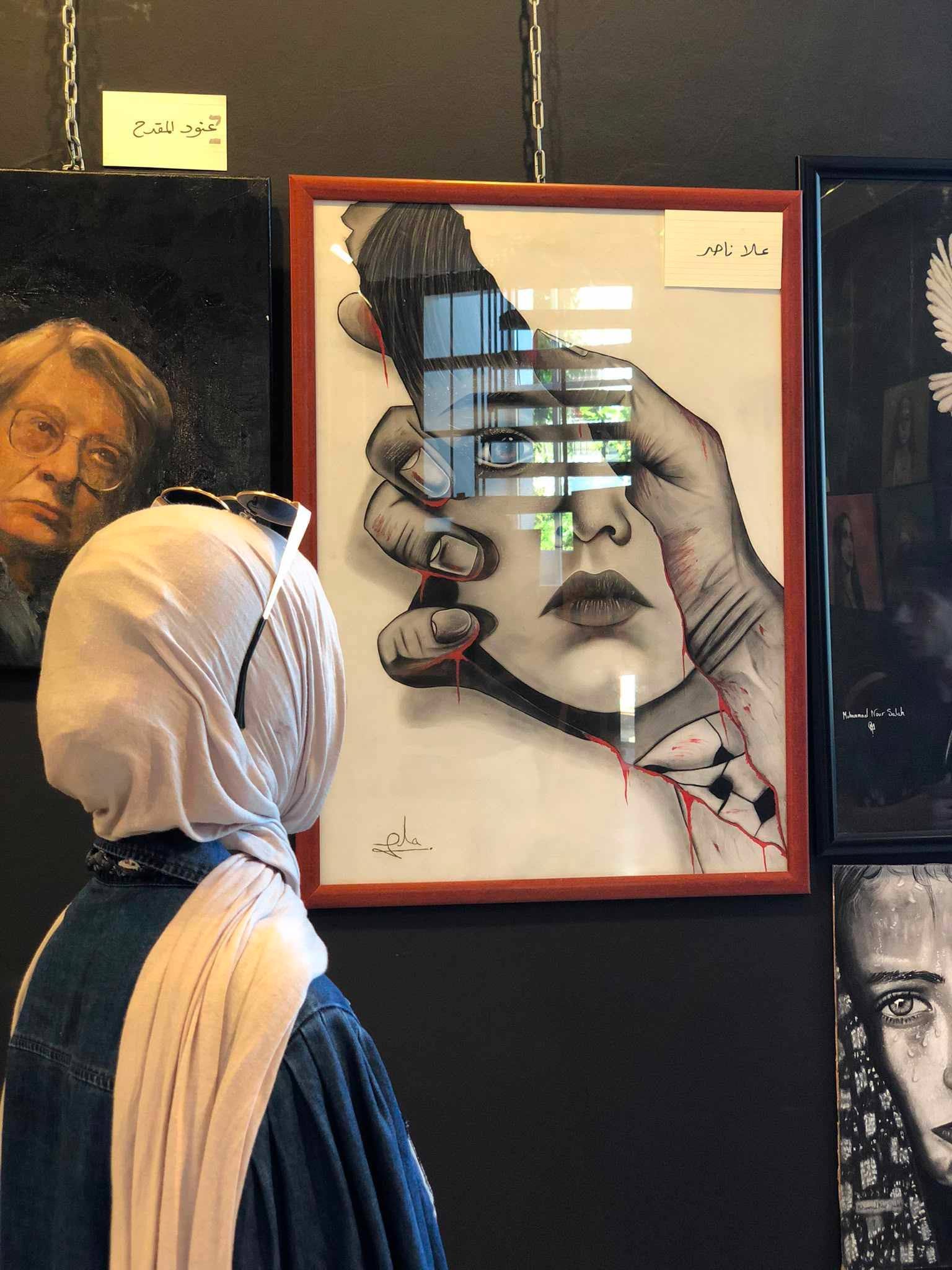 رسامة الألم والأمل: علا ناصر ديب، بصمة تمزج ريشة الإبداع بانتماء القضية  | موسوعة المخيمات الفلسطينية