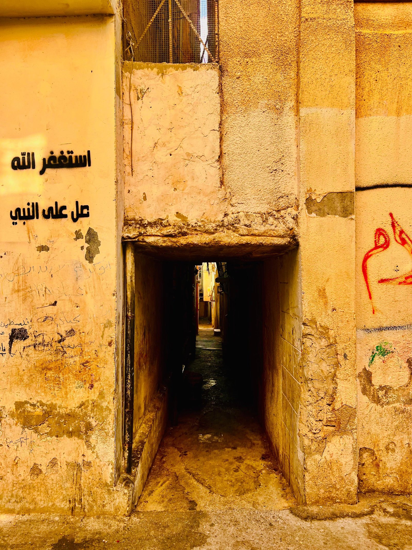 من أزقة مخيم عسكر القديم بعدسة منية سلاطنة