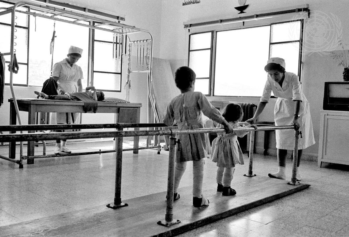 عيادة طبية للأنروا ويتلقى الأطفال العلاج، أرشيف النروا