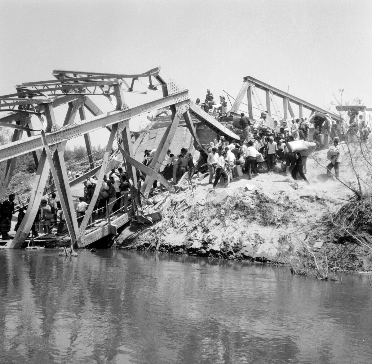 عام 1967 نزح مئات الآلاف من الضفة الغربية للأردن أثناء حر 1967، أرشيف الأنروا
