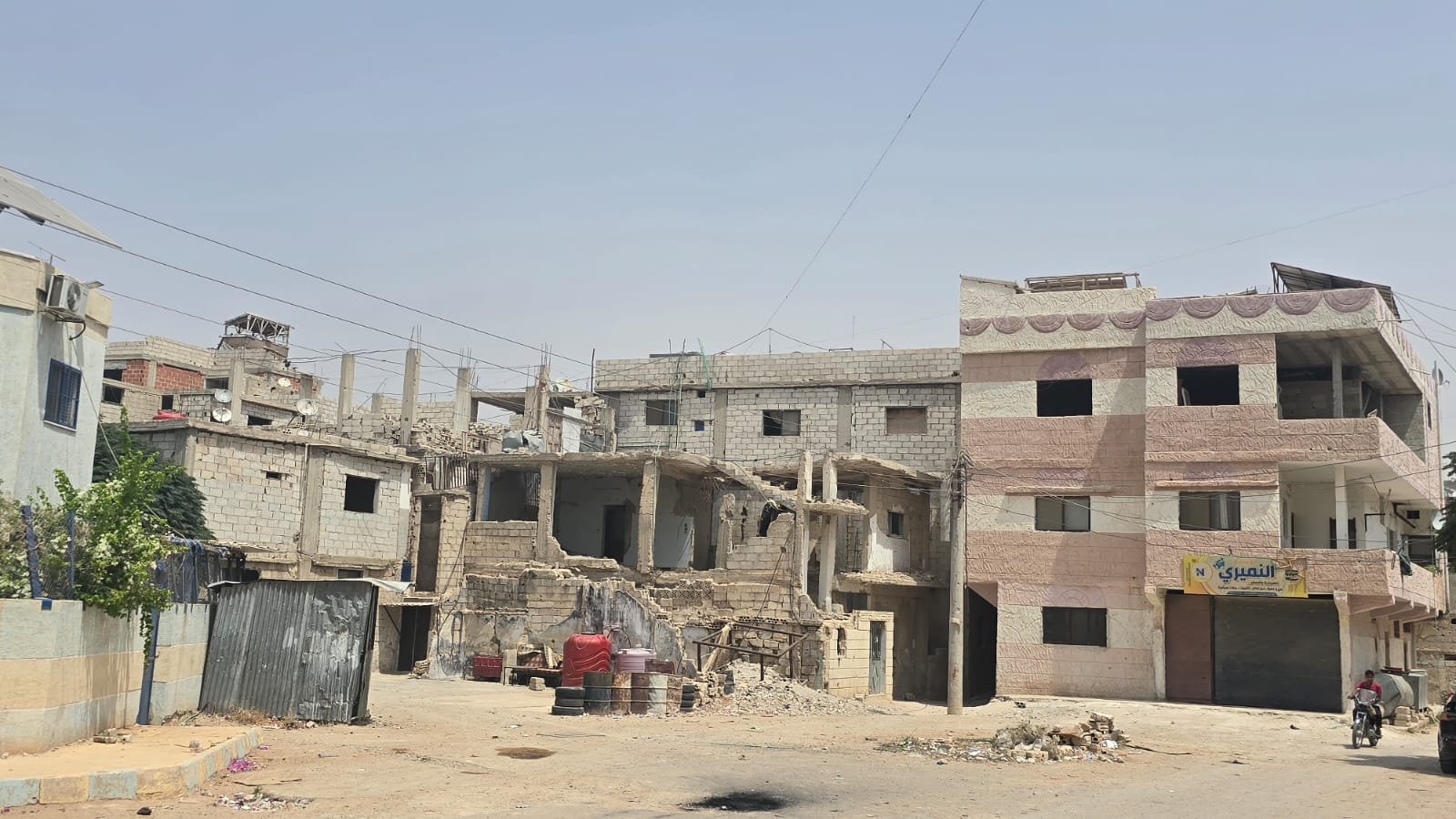 وسوعة المخيمات توثّق أحوال اللاجئين الفلسطينيين في محافظة درعا: عدسة لين محمد، تظهر في الصورة آثار الدمار من الثورة السورية