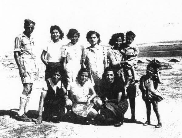 اليونانيون  في مخيم نصيرات